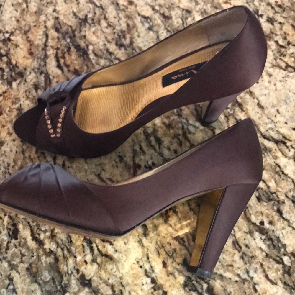 EUC Nina brown heels Size 8